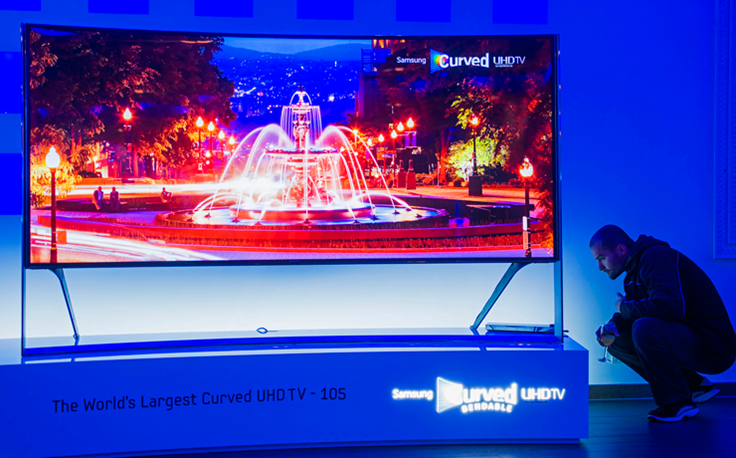 01-Samsungov-105-inni-zakrivljeni-Ultra-HD-TV-prijamnik.png